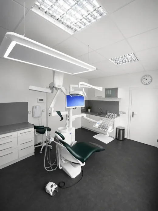 Ordinace se zubním křeslem a operačním mikroskopem