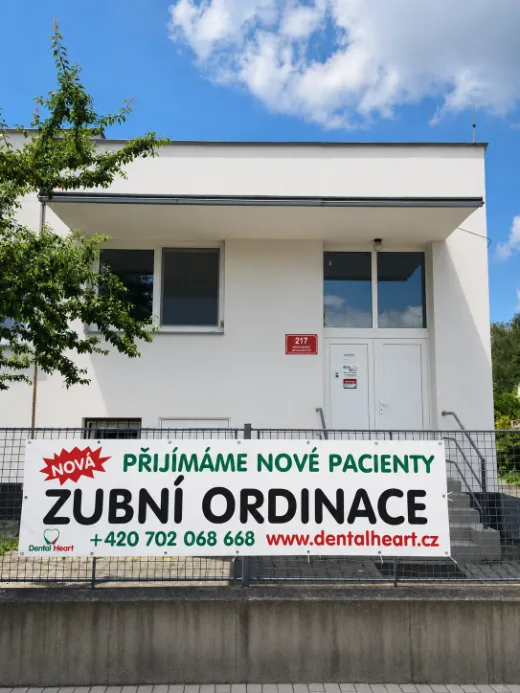 Budova zubní ordinace Dental Heart ve Vojtěšské ulici v Neratovicích – přijímáme nové pacienty